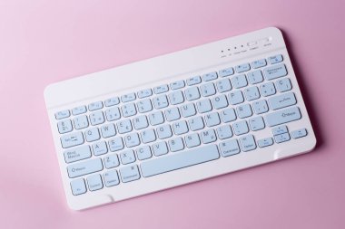 Çevreye bağlanmak için Bluetooth 'lu küçük klavye