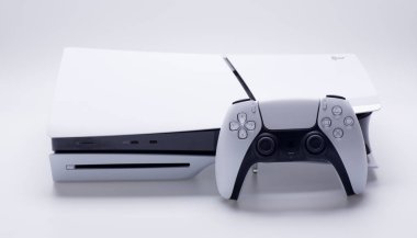 Puerto Real, İspanya - 07 Şubat 2025: PlayStation 5 ve DualSense, video oyunu aşıkları için en modern kombinasyon.