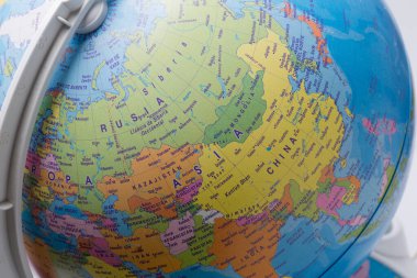 Ülkelerin ve kıtaların yerlerini öğrenmek için dünya