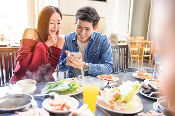 Jong Stel Kijkt Naar Mobiele Telefoon Het Restaurant — Stockfoto