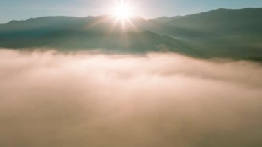 Dağ Bulutları Arasında Hava Uçuşu Gündoğumuna Doğru