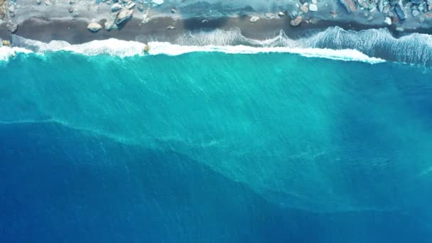 Воздушный Вид Океан Голубые Волны Ломаются Пляже — стоковое видео