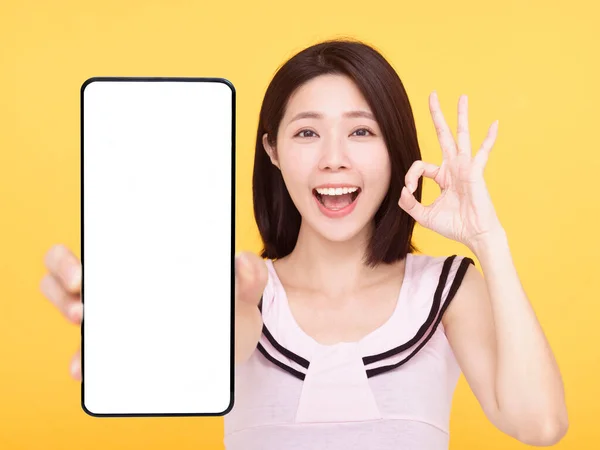 Happy Young Kobieta Pokazuje Pusty Ekran Smart Phone Gest — Zdjęcie stockowe