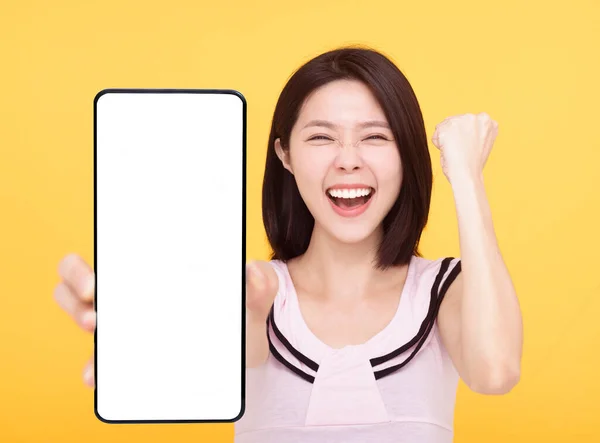 Feliz Joven Mujer Mostrando Pantalla Blanco Teléfono Inteligente Mano — Foto de Stock