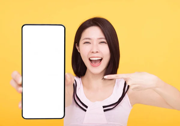 Happy Young Kobieta Wskazując Pokazując Pusty Ekran Smart Phone Her — Zdjęcie stockowe