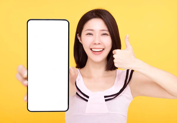 Happy Young Kobieta Pokazuje Pusty Ekran Smart Phone Kciuki Górę — Zdjęcie stockowe