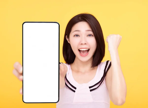 Surprised Young Woman Showing Blank Screen Smart Phone Her Hand — Stock Photo, Image