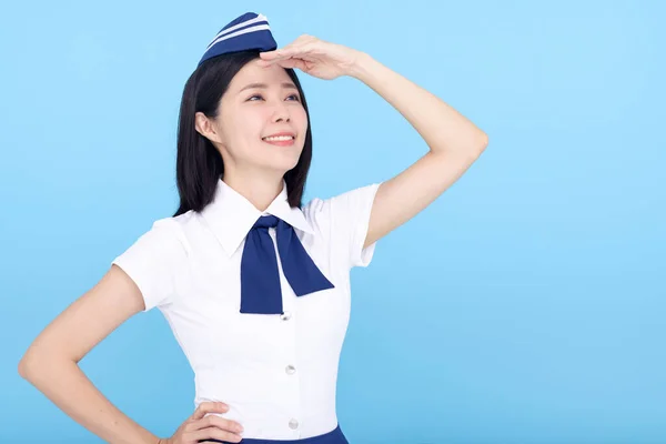Vliegtuig Stewardess Jonge Vrouw Kijken Ver Weg Geïsoleerd Blauwe Achtergrond — Stockfoto