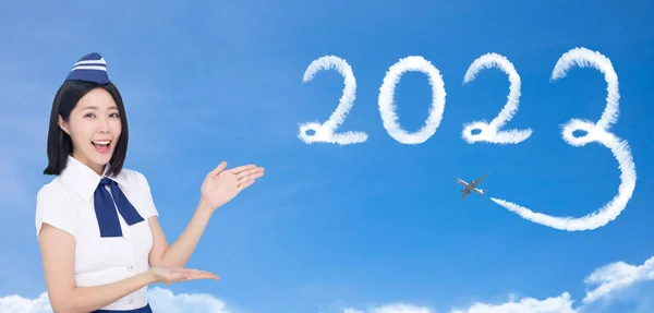 Beautiful Stewardess Showing 2023 Travel Concept Blue Background — Stock Photo, Image