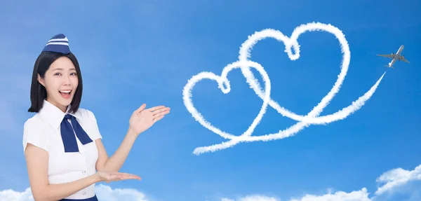 Mooie Stewardess Toont Liefde Huwelijksreis Concept Blauwe Achtergrond — Stockfoto