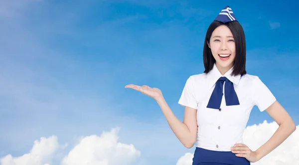 Gelukkig Mooi Stewardess Tonen Iets Wolk Achtergrond — Stockfoto