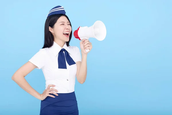 Mavi Arka Planda Izole Edilmiş Uçak Hostesi Kadın Megafondan Bağırıyor — Stok fotoğraf