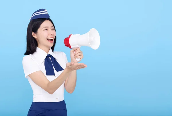 Stewardessa Samolotu Krzyczy Przez Megafon Odizolowany Niebieskim Tle — Zdjęcie stockowe
