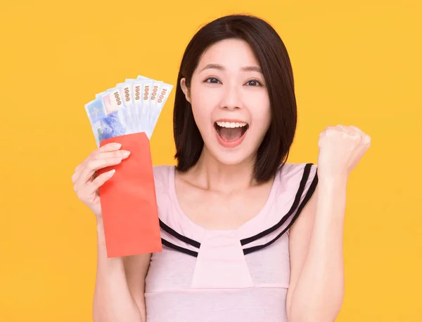 Překvapená Mladá Žena Ukazuje Červenou Obálku Peníze — Stock fotografie