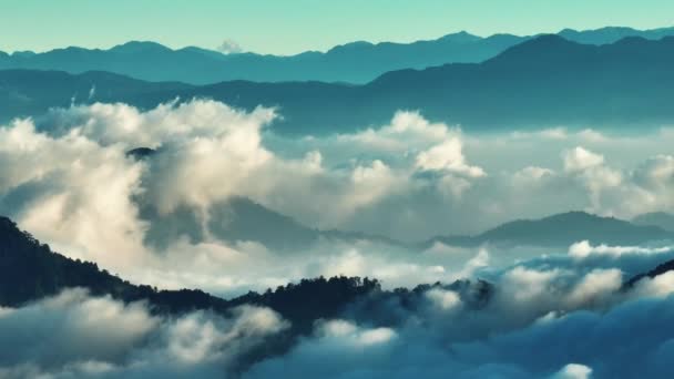 Vista Aérea Del Pico Montaña Con Árboles Verdes Niebla Nubosierra — Vídeos de Stock