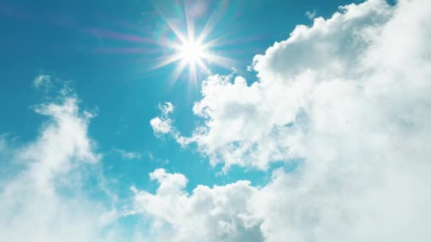 Αεροφωτογραφία Του Γαλάζιου Ουρανού Σύννεφα Και Ήλιο Λάμπουν — Αρχείο Βίντεο