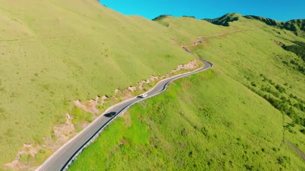 Повітряний Вигляд Автомобіля Водіння Красивій Гірській Дорозі — стокове відео