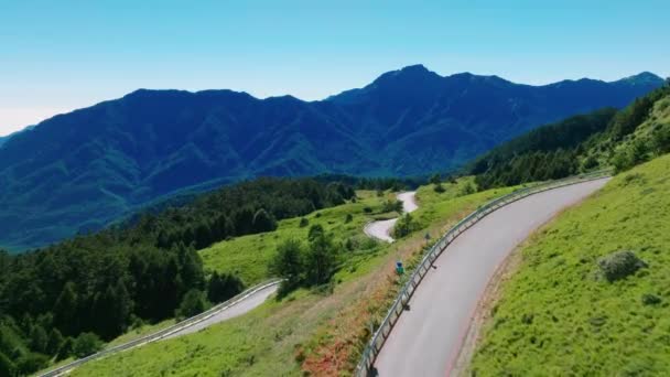 Aerial View Car Driving Beautiful Mountain Road — Stock Video