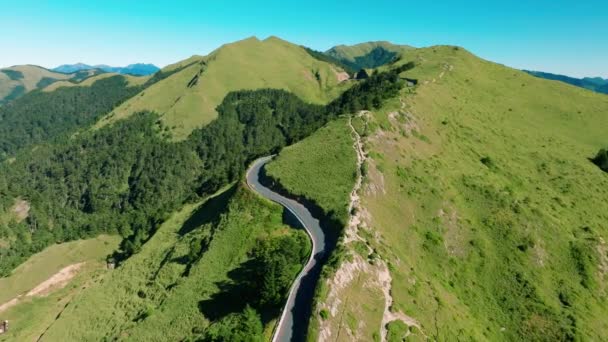 美しい山道での空中ビュー車の運転 — ストック動画
