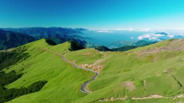Hava manzaralı güzel dağ yolu ve Tayvan 'daki Hehuan Dağı.