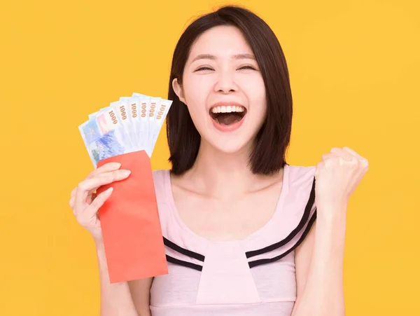 Kırmızı Zarf Para Gösteren Heyecanlı Genç Bir Kadın Mutlu Çin — Stok fotoğraf
