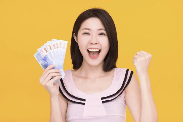 Взволнованная Молодая Женщина Показывает Деньги — стоковое фото