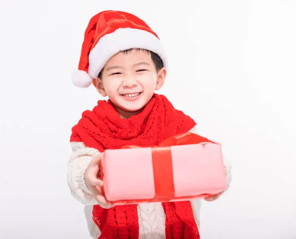 Szczęśliwy Chłopiec Ubrany Boże Narodzenie Santa Kapelusz Trzymając Pudełko Prezentów — Zdjęcie stockowe