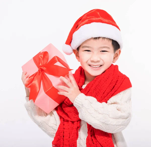 Šťastný Malý Chlapec Oblečený Vánoční Santa Klobouk Držení Dárkové Krabice — Stock fotografie