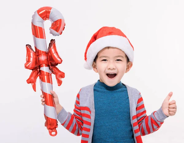 幸せな男の子服を着てクリスマスサンタの帽子と保持ギフト — ストック写真