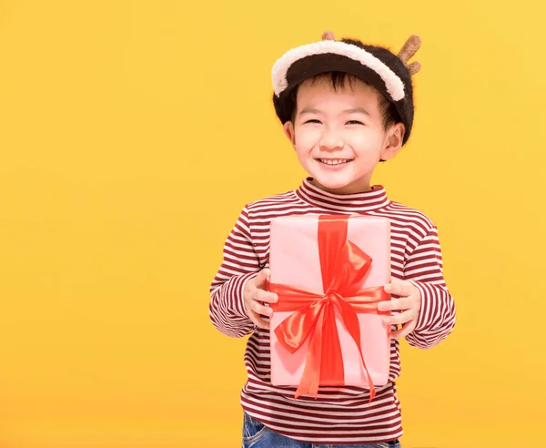 快乐的小男孩 穿着冬衣 拿着礼品盒 — 图库照片
