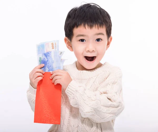Asyalı Çocuk Para Gösteriyor Elinde Kırmızı Bir Zarf Tutuyor Mutlu — Stok fotoğraf