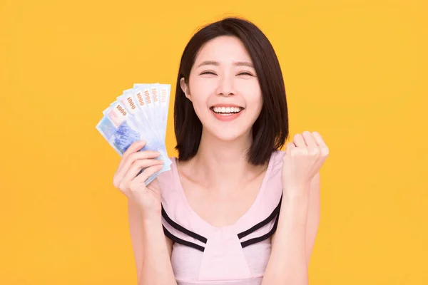 Взволнованная Молодая Женщина Показывает Деньги — стоковое фото