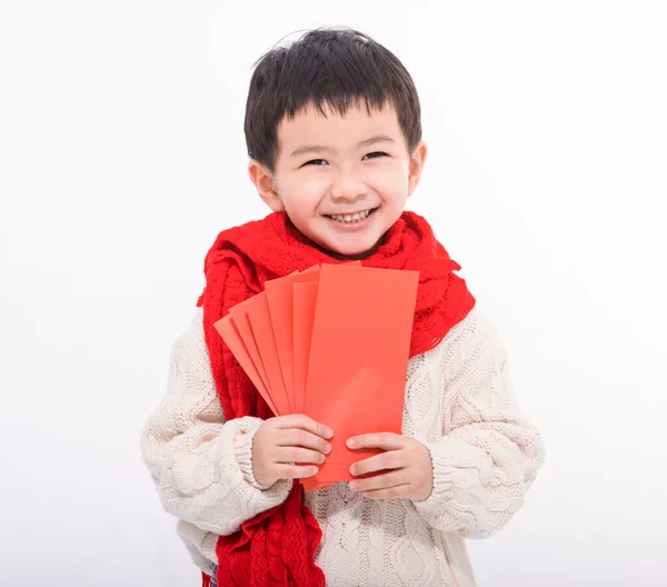 興奮した子供は赤い封筒をたくさん見せて持っています 中国の新年のコンセプト — ストック写真