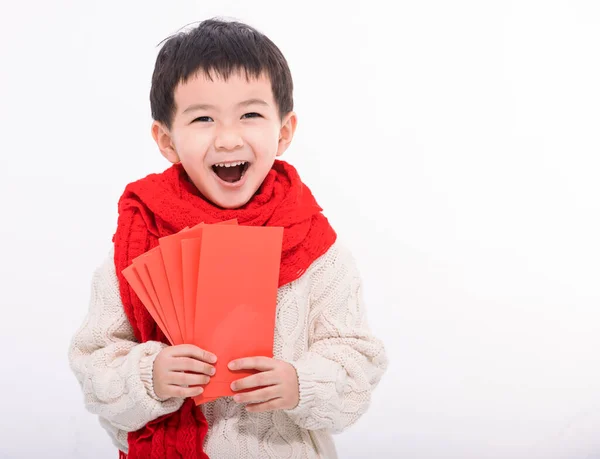 Возбужденный Азиатский Мальчик Показывает Держит Много Красного Конверта Новым Годом — стоковое фото