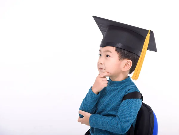 Glad Liten Pojke Student Examen Mössa Tänker Och Tittar Upp — Stockfoto