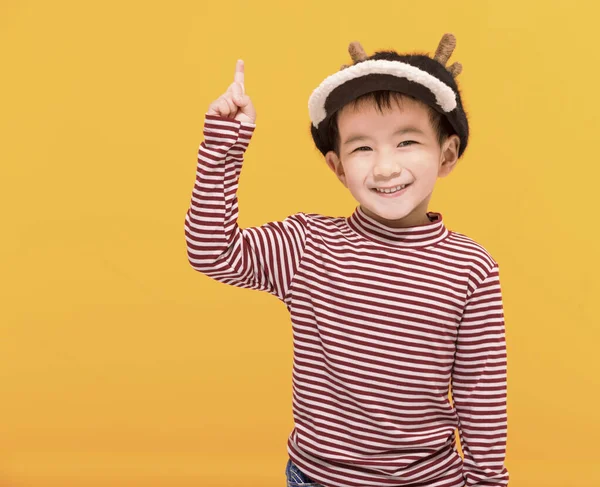 Счастливый Ребенок Одетый Рождественскую Шляпу Указывающий Вверх — стоковое фото