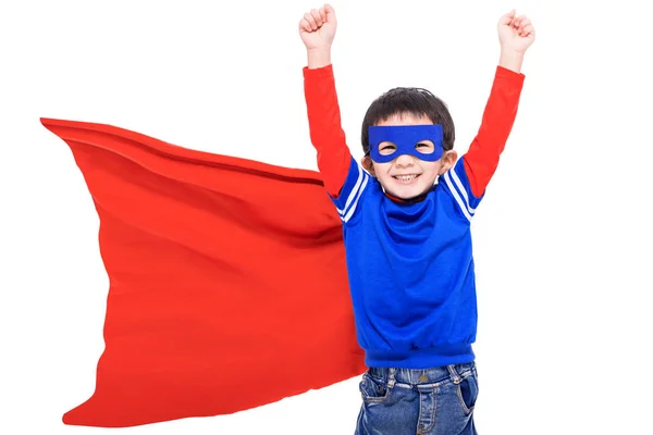 幸せな子供で赤スーパーヒーローケープとマスク — ストック写真