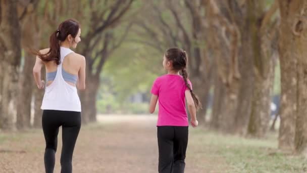 Vista Posteriore Madre Figlia Che Fanno Jogging Nel Parco — Video Stock