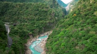 Yanzikou (Swallow Grotto) patikası ve Liwu Nehri geçidi havadan görünüyor. Taroko Ulusal Parkı, Tayvan.
