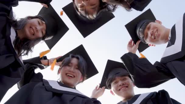 Счастливые Студенты Бросают Шляпы Выпускников Воздух — стоковое видео