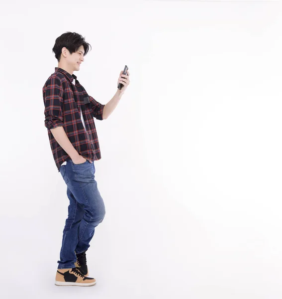 Joven Estudiante Asiático Pie Viendo Teléfono Inteligente —  Fotos de Stock