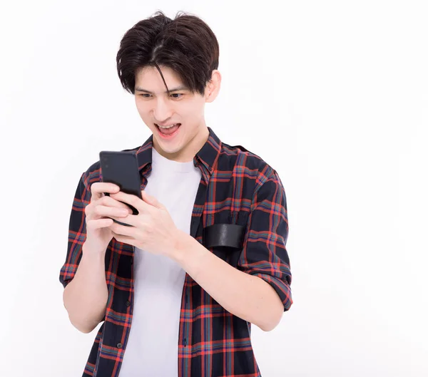Junge Asiatische Studentin Lacht Und Schaut Aufs Smartphone — Stockfoto