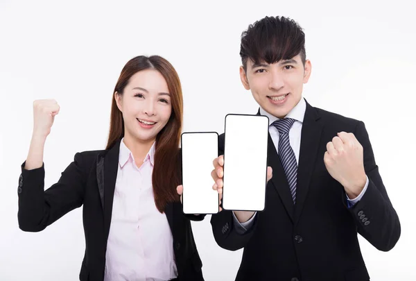 男性と女性は白い画面でスマートフォンを示しています — ストック写真