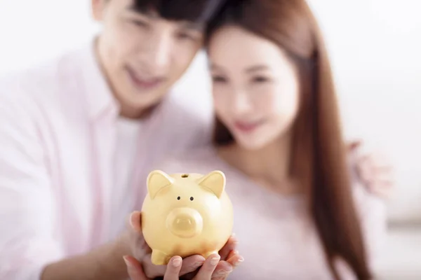 Casal Feliz Segurando Piggybank Fazendo Economias Para Futuro — Fotografia de Stock