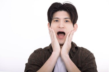 Kameraya bakarak şaşırmış genç adam