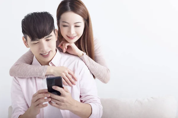 Glada Unga Asiatiska Par Som Använder Mobiltelefon Surfar Internet Chatta — Stockfoto