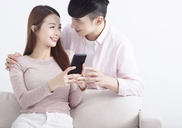 Pasangan Muda Menggunakan Telepon Pintar Menjelajah Internet Mengobrol Online Bersantai — Stok Foto