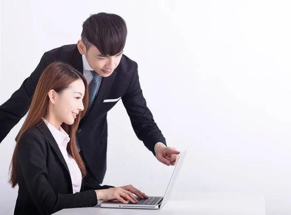 Geschäftsteam Nutzt Laptop Und Arbeitet Büro Zusammen — Stockfoto