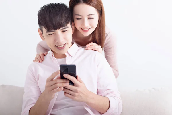 Mladý Pár Používající Chytrý Telefon Prohlížení Internetu Chatování Online Relaxace — Stock fotografie