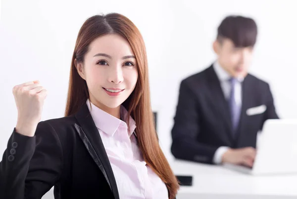 Úspěšné Podnikání Žena Sedí Její Zaměstnanci Pozadí Kanceláři — Stock fotografie